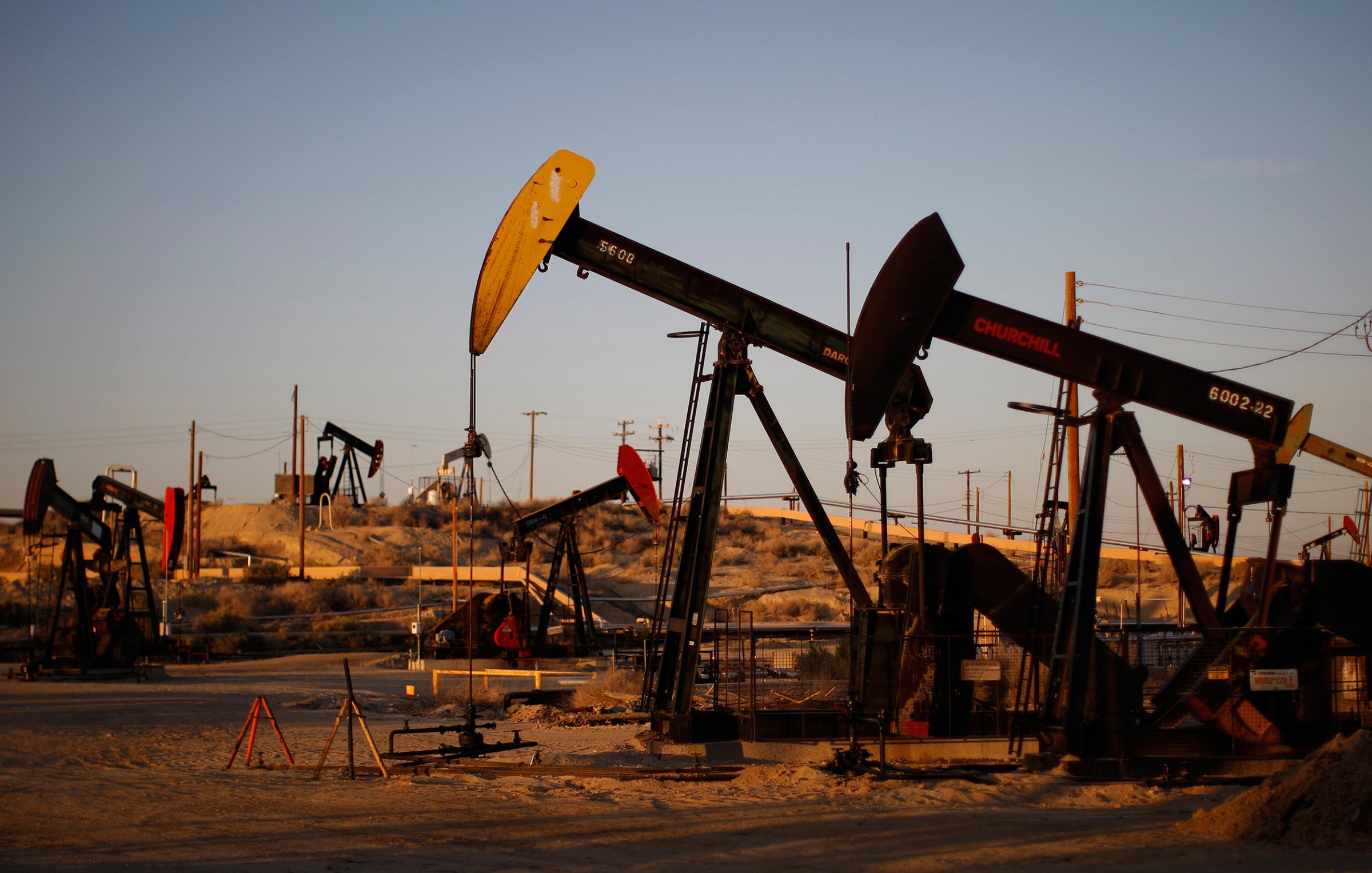Saudi oil exports drop, U.S. slashes drill rigs and oil ...
